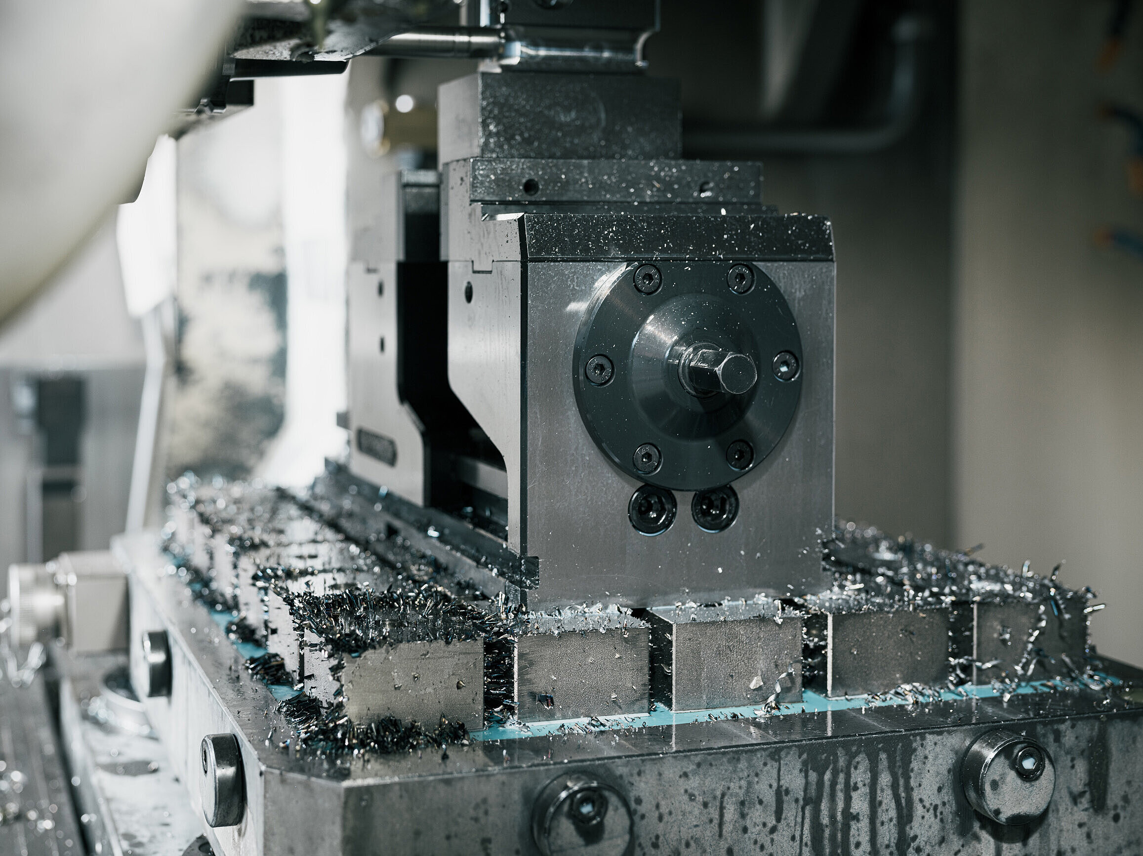 Detailansicht einer Fräsmaschine im Werkzeugbau.