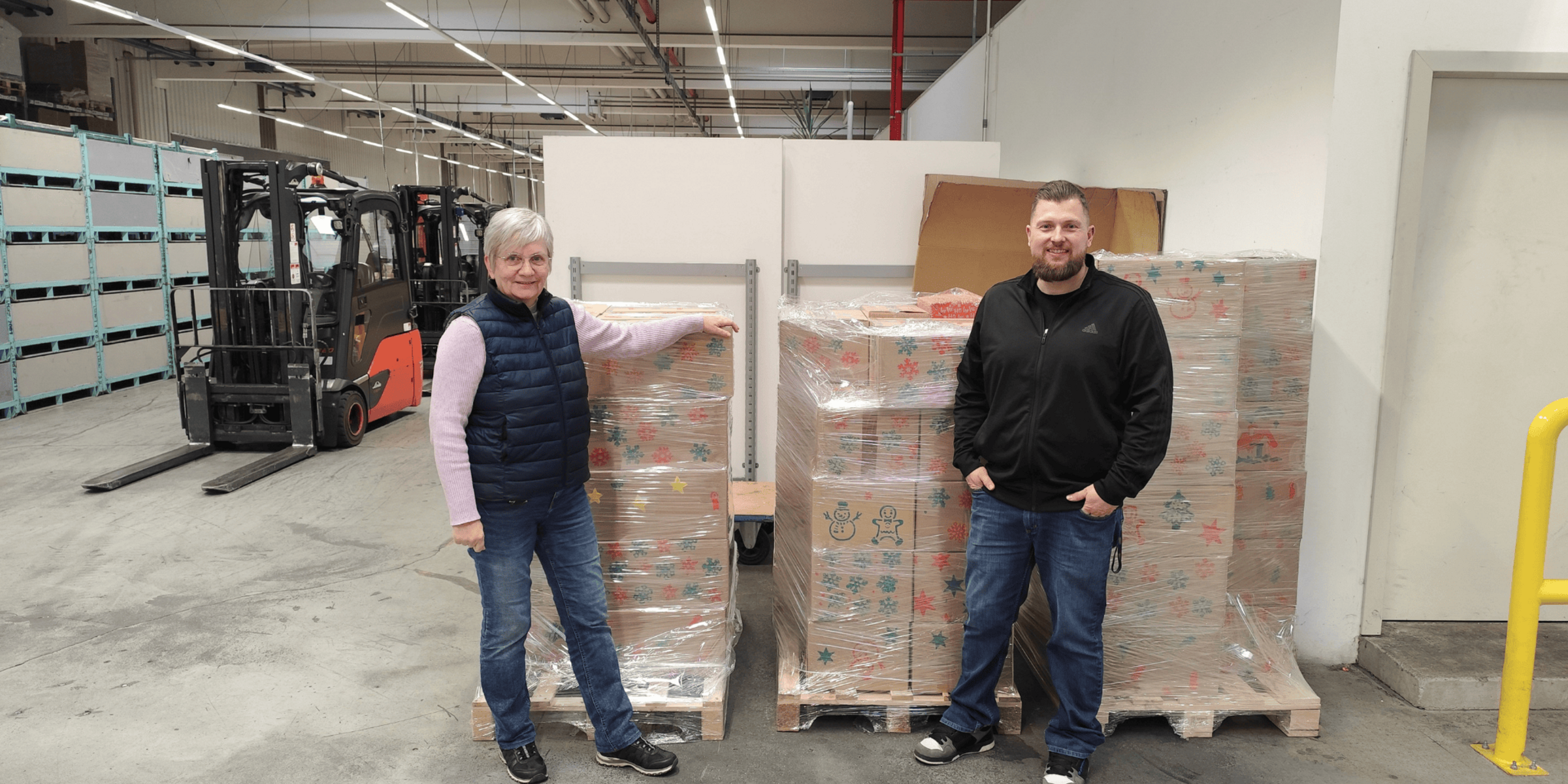 Works council representatives in front of the parcels for the Johanniter Christmas Truckers