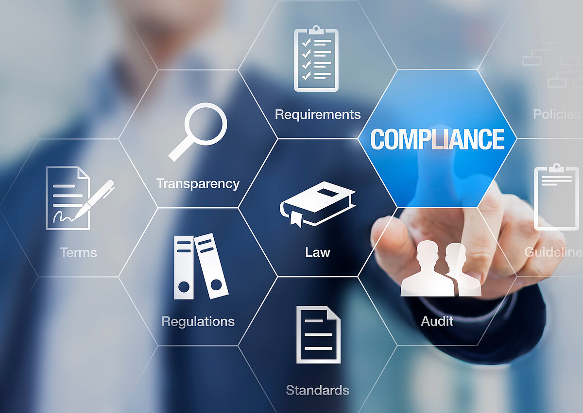 Person die auf einem virtuellen Bildschirm vor sich das Thema "Compliance" auswählt.