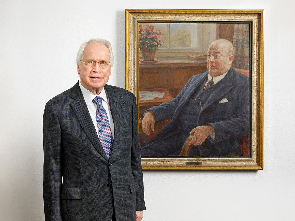 Inhaber Hans-Otto Kromberg vor dem Porträt seines Großvaters und Firmengründers Paul Kromberg.