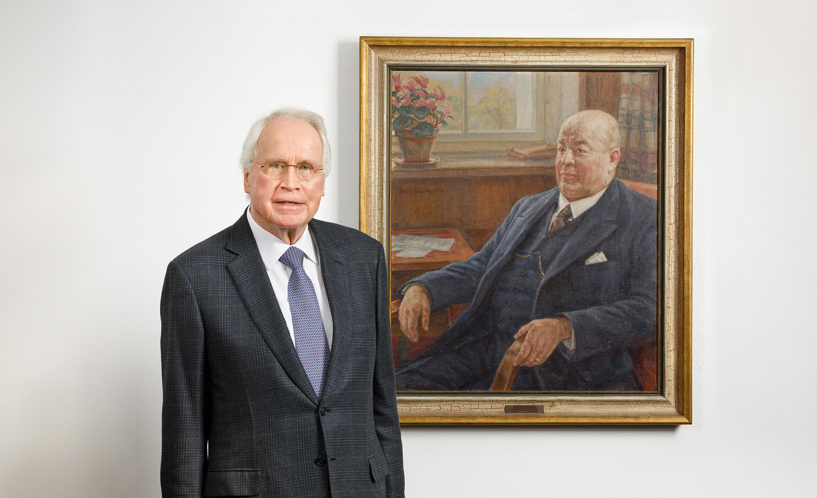 Inhaber Hans-Otto Kromberg vor dem Porträt seines Großvaters und Firmengründers Paul Kromberg.