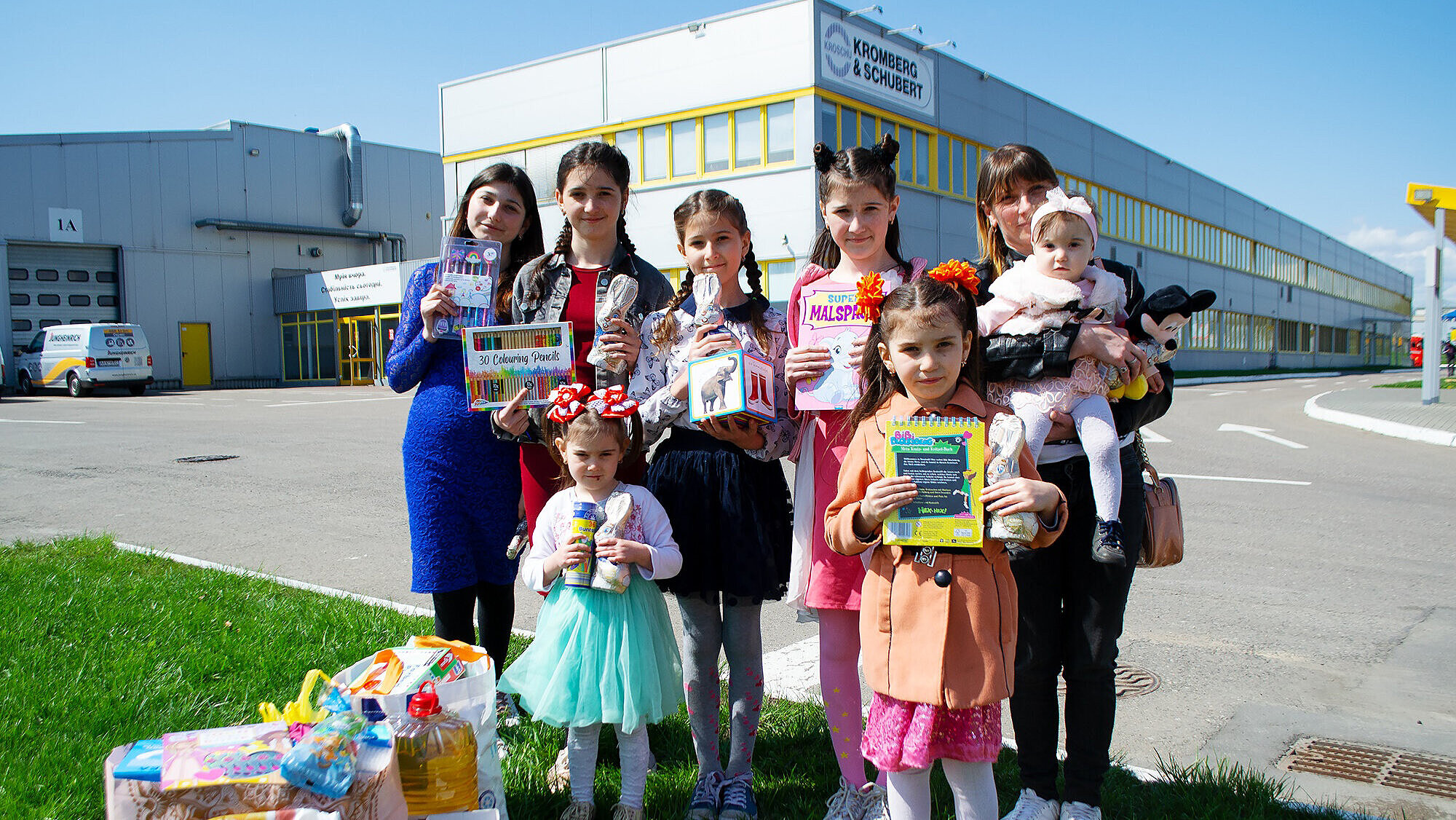 Ukrainische Kinder mit gespendeten Spielsachen und Hilfsgütern.