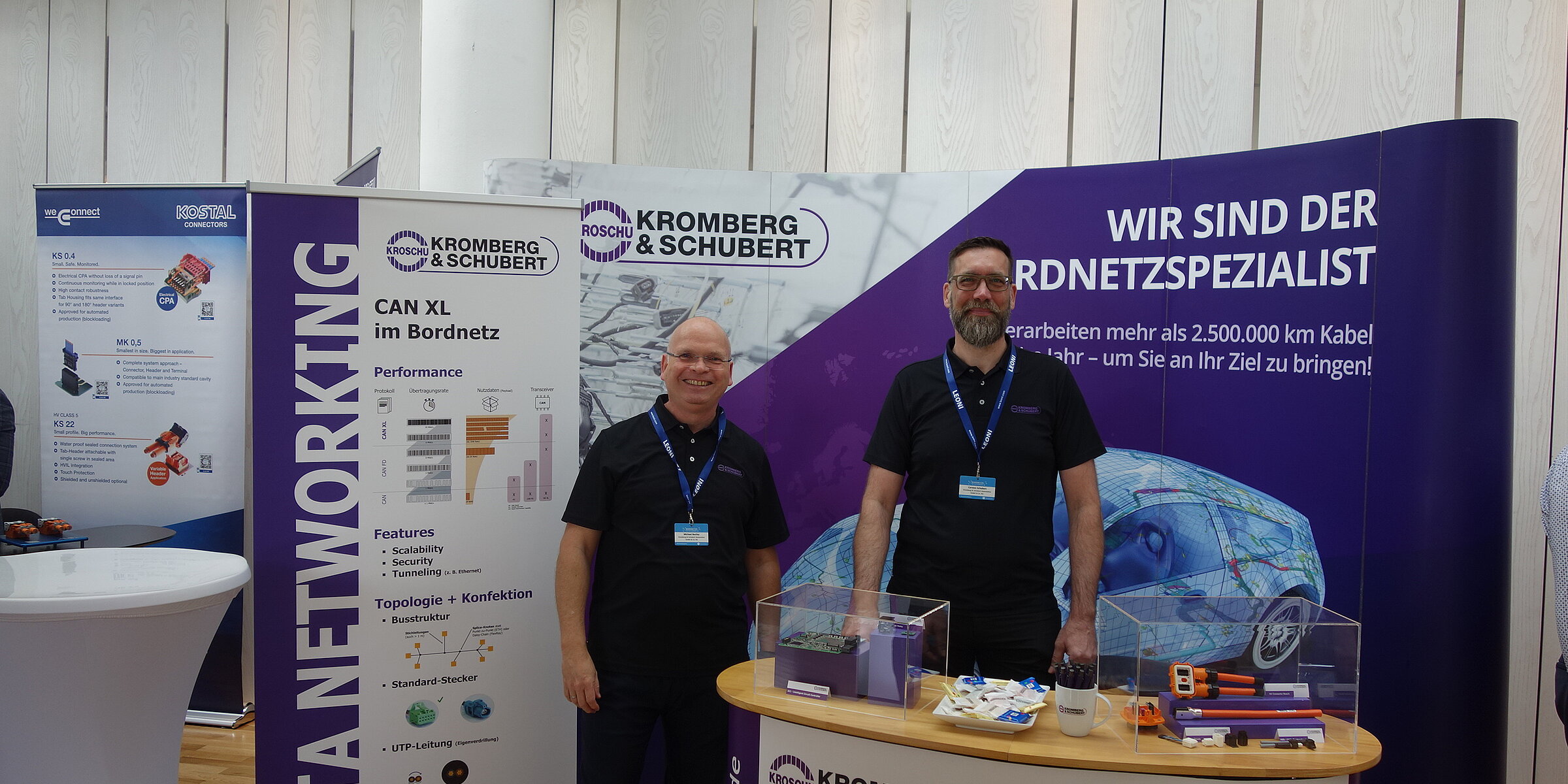 Two employees at our booth at the Bordnetz Congress