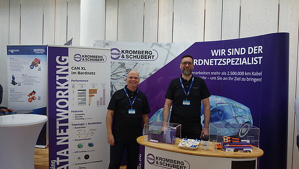 Two employees at our booth at the Bordnetz Congress