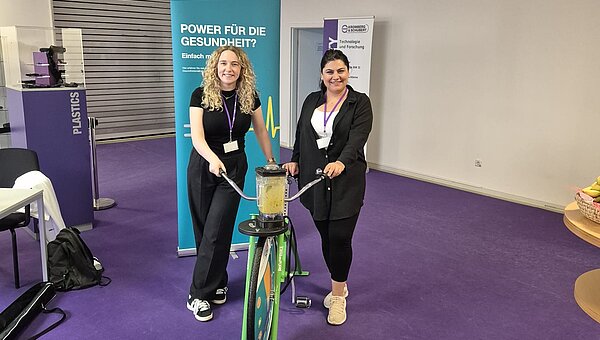 Two Kroschu employees at the Health Day with the Smoothie Bike