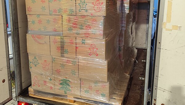 The parcels packed by Kroschu for the Johanniter Christmas Truckers on the loading area of the truck.