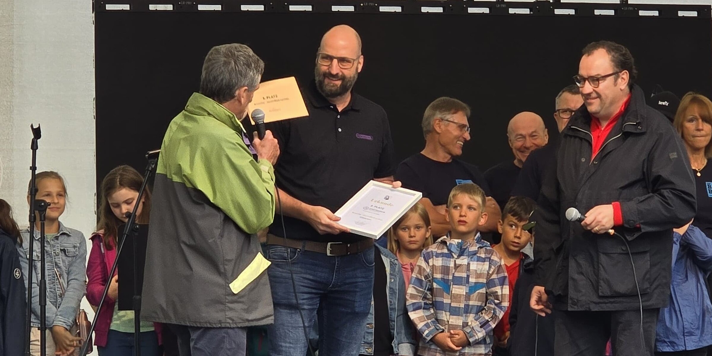 Kroschu employees with the certificate they received at the award ceremony.