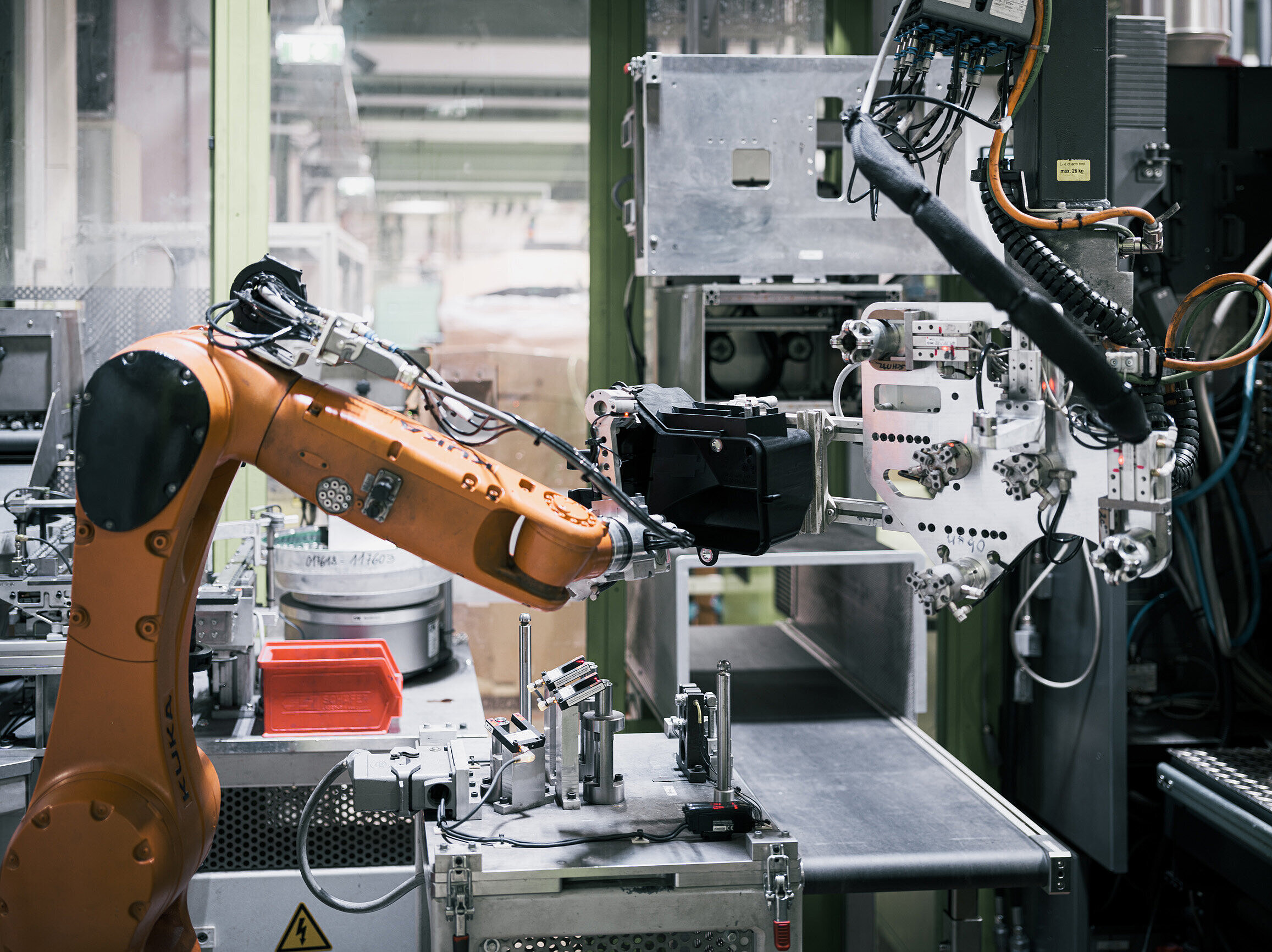 Roboterarm in der Kunststofffertigung.