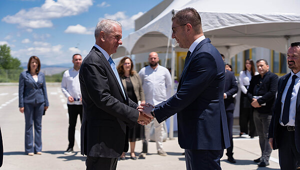 Handshake of the Macedonian Prime Minister and the CEO of Kroschu.