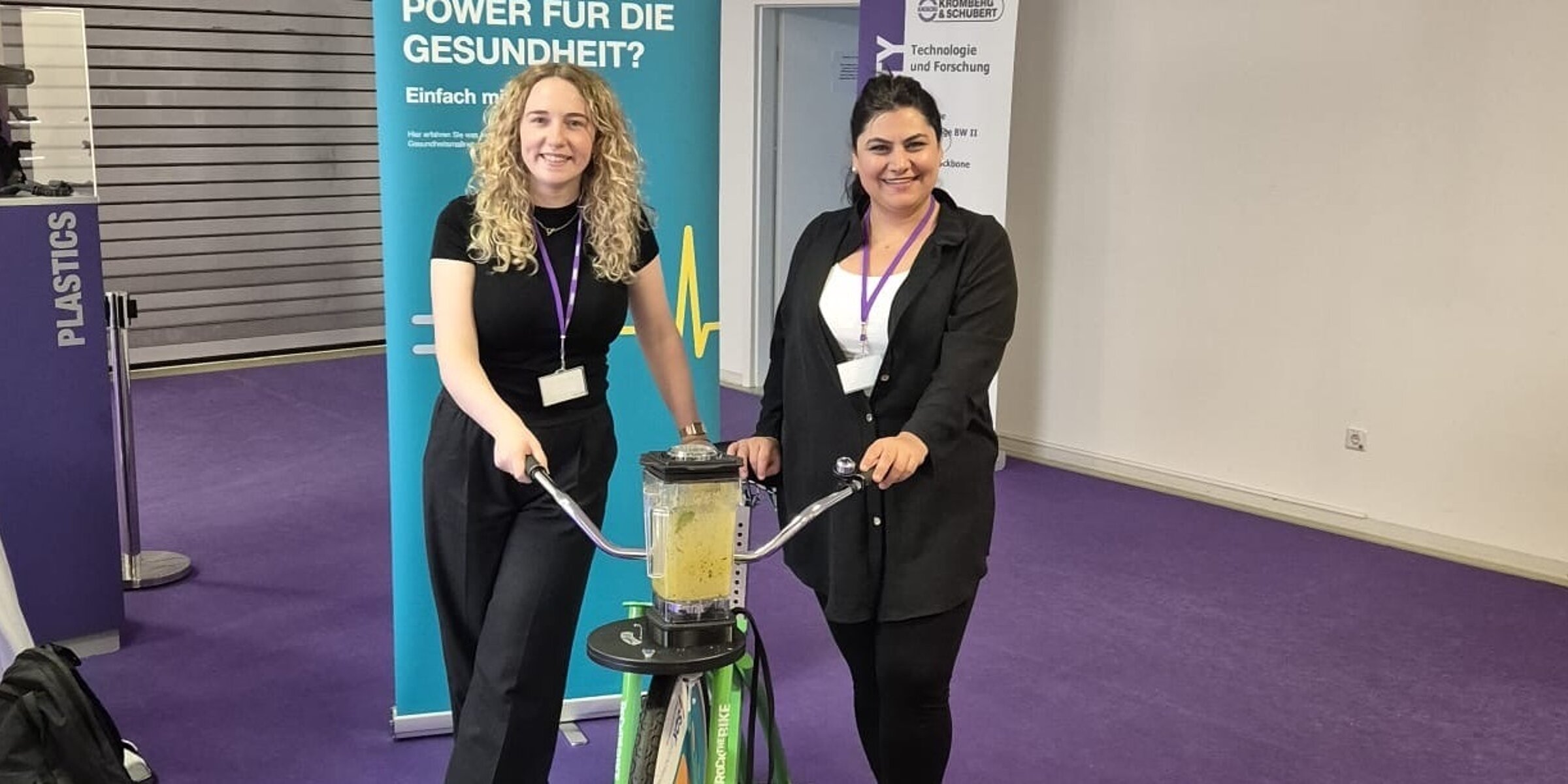 Two Kroschu employees at the Health Day with the Smoothie Bike