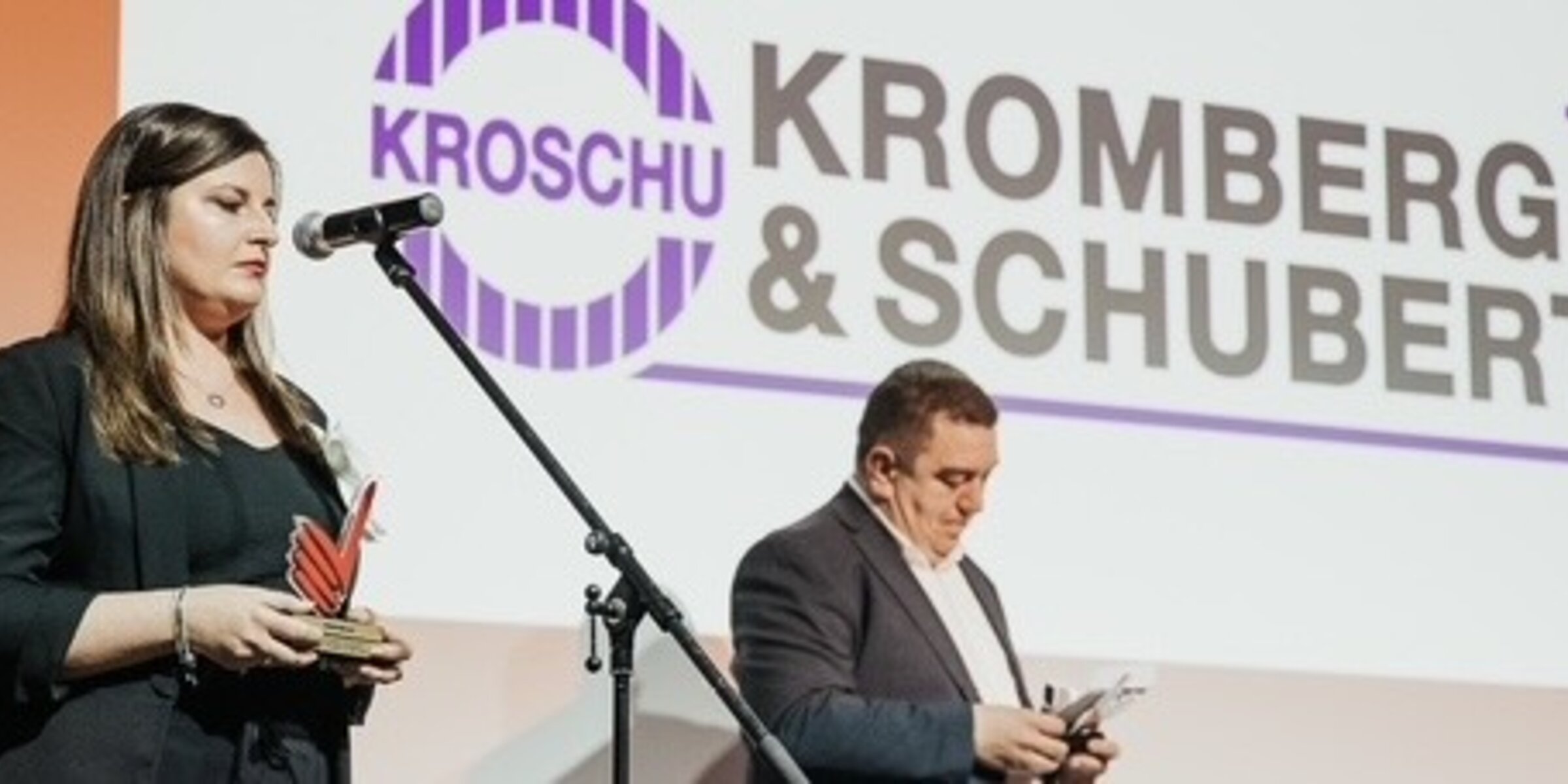 Kroschu employees with the award for “Macedonia's Most Popular Employer” at the award ceremony.