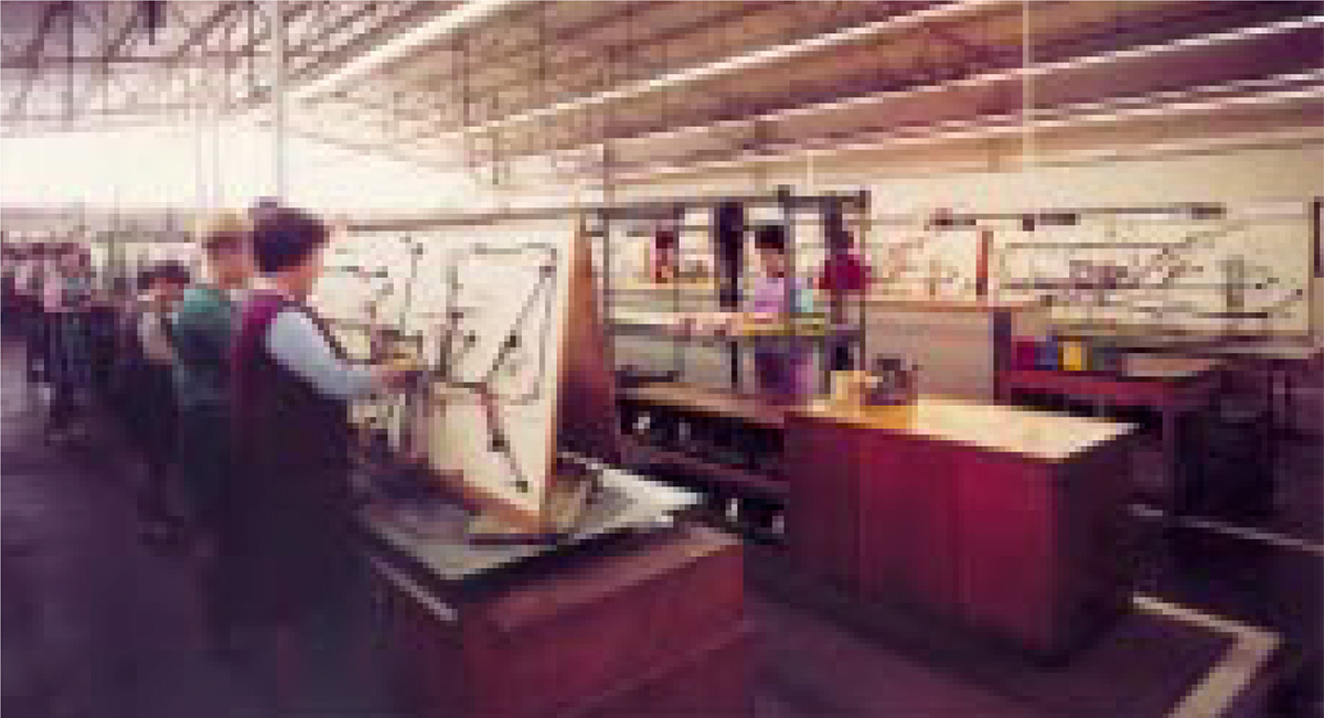 Blick in in die Produktion von Bordnetzen an Kabelformbrettern  in den 60er Jahren.