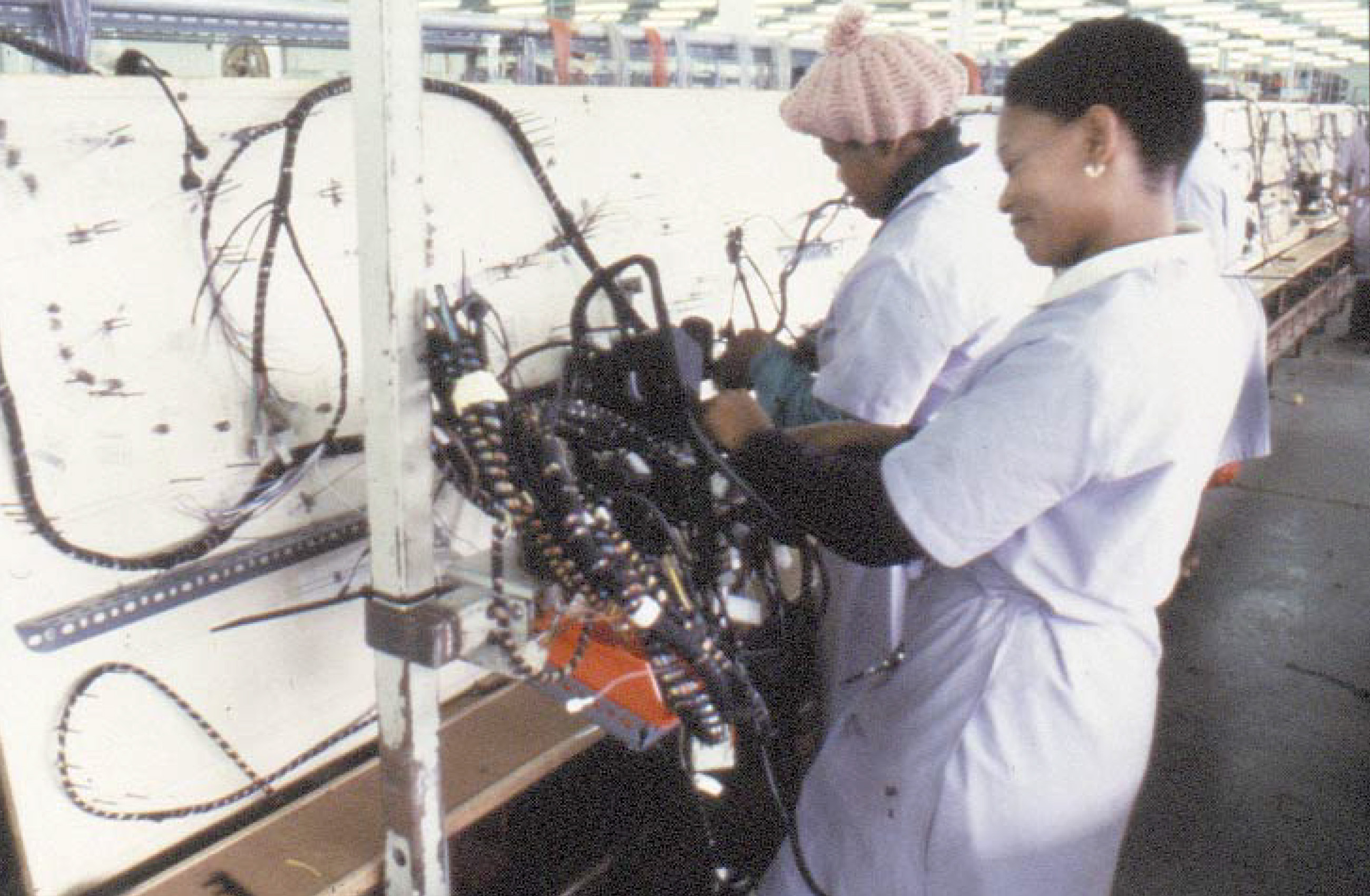 Produktion von Bordnetzen an einem Kabelformbrett in Südafrika.